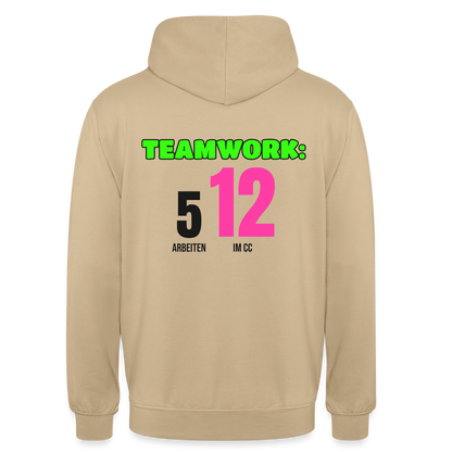 "Teamwork: 5 arbeiten, 12 im CC" Motiv-Hoodie unisex, Farbe Beige