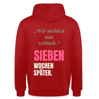 Wir melden uns zeitnah. Sieben Wochen später. Motiv-Hoodie unisex, Farbe Rot