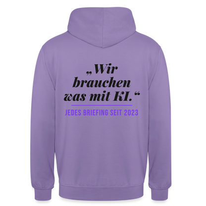 Wir brauchen was mit KI. Jedes Briefing seit 2023. Motiv-Hoodie unisex, Farbe Lavendel