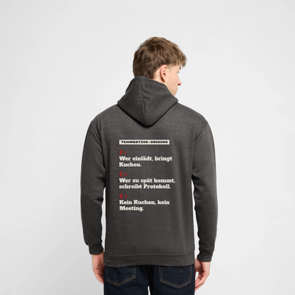 Teammeeting-Ordnung: wer einlädt, bringt Kuchen. Motiv-Hoodie unisex, Farbe Anthrazit, Model