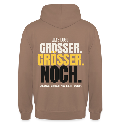 Das Logo größer. Größer. Noch. Jedes Briefing seit 1950. Motiv-Hoodie unisex, Farbe Mokka