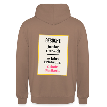 Gesucht: Junior. 10 Jahre Erfahrung. Gehalt: Obstkorb. Motiv-Hoodie unisex, Farbe Mokka