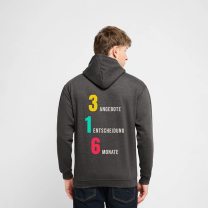 "3 Angebote. 1 Entscheidung. 6 Monate." Motiv-Hoodie unisex, Farbe Anthrazit, Model