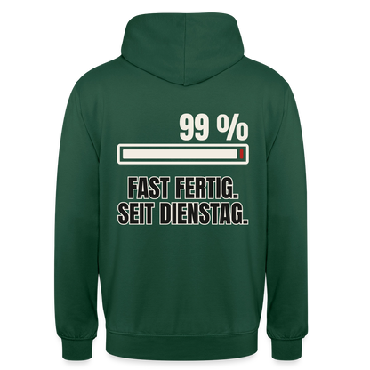 "99 % fast fertig. Seit Dienstag." Motiv-Hoodie unisex, Farbe Flaschengrün