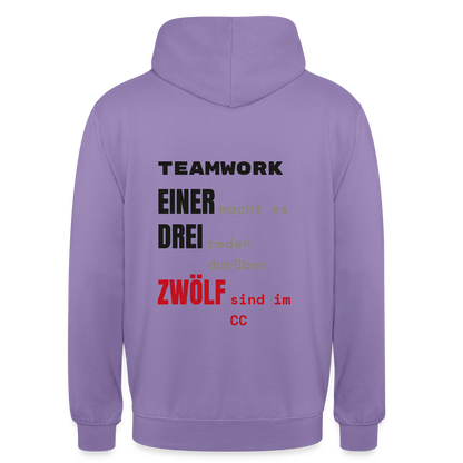 "Teamwork: einer macht es, drei reden darüber, zwölf sind im CC" Motiv-Hoodie unisex, Farbe Lavendel