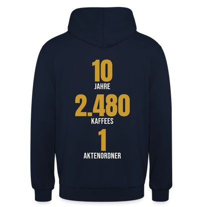 "10 Jahre, 2.480 Kaffees, 1 Aktenordner" Motiv-Hoodie unisex, Farbe Navy