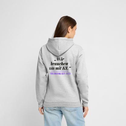 Wir brauchen was mit KI. Jedes Briefing seit 2023. Motiv-Hoodie unisex, Farbe Hellgrau meliert, Model