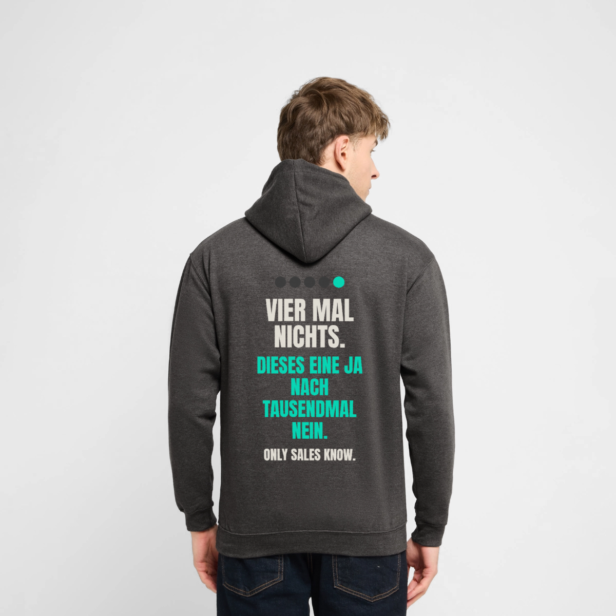 "Vier Mal nichts. Dieses eine Ja nach tausendmal Nein." Motiv-Hoodie unisex, Farbe Anthrazit, Model