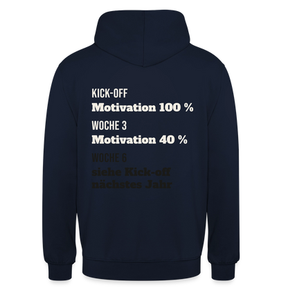 "Kick-off: Motivation 100 %. Woche 3: 40 %. Woche 6: siehe Kick-off nächstes Jahr" Motiv-Hoodie unisex, Farbe Navy