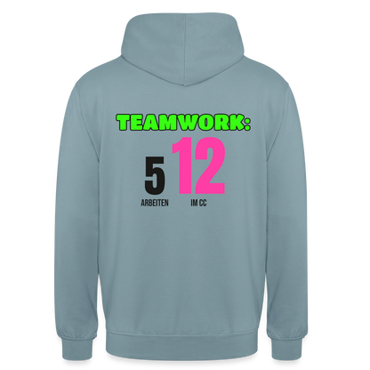 "Teamwork: 5 arbeiten, 12 im CC" Motiv-Hoodie unisex, Farbe Nebelblau