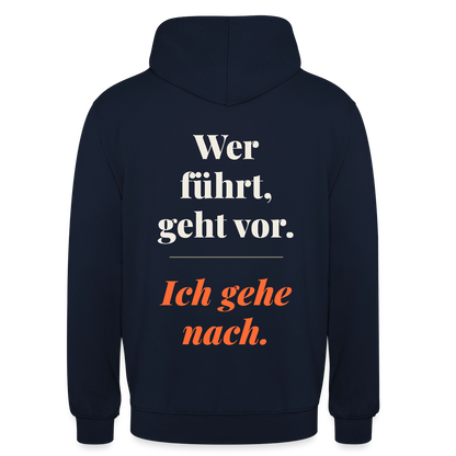 Wer führt, geht vor. Ich gehe nach. Motiv-Hoodie unisex, Farbe Navy