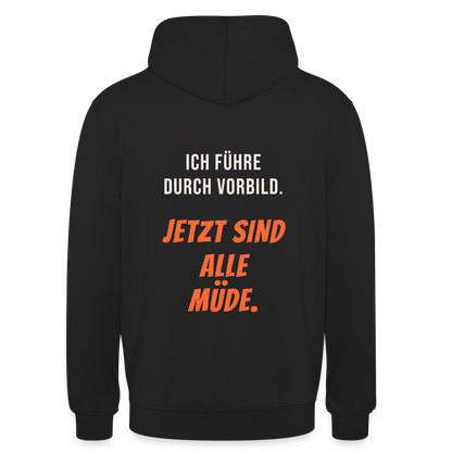 Ich führe durch Vorbild. Jetzt sind alle müde. Motiv-Hoodie unisex, Farbe Schwarz