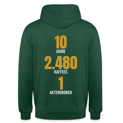 "10 Jahre, 2.480 Kaffees, 1 Aktenordner" Motiv-Hoodie unisex, Farbe Flaschengrün