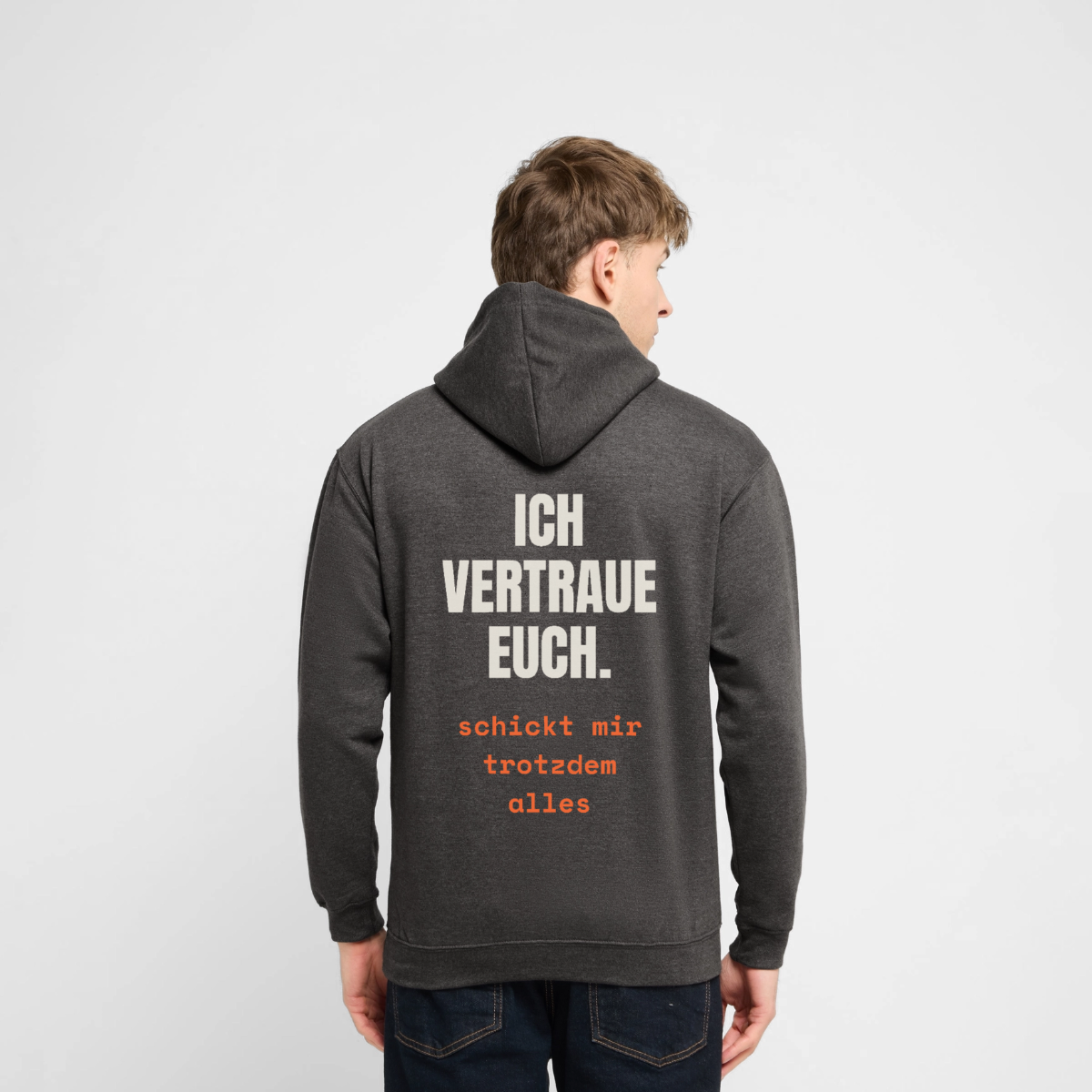 "Ich vertraue euch. Schickt mir trotzdem alles." Motiv-Hoodie unisex, Farbe Anthrazit, Model