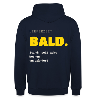 "Lieferzeit: bald. Stand: seit acht Wochen unverändert." Motiv-Hoodie unisex, Farbe Navy
