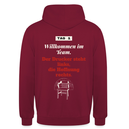 Willkommen im Team. Der Drucker steht links, die Hoffnung rechts. Motiv-Hoodie unisex, Farbe Bordeaux