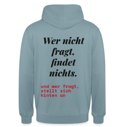 Wer nicht fragt, findet nichts. Und wer fragt, stellt sich hinten an. Motiv-Hoodie unisex, Farbe Nebelblau