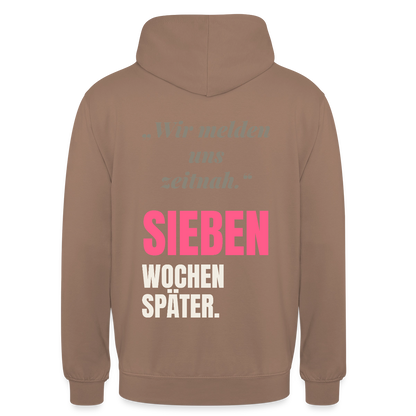 Wir melden uns zeitnah. Sieben Wochen später. Motiv-Hoodie unisex, Farbe Mokka