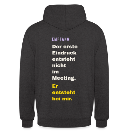 Der erste Eindruck entsteht nicht im Meeting. Er entsteht bei mir. Motiv-Hoodie unisex, Farbe Anthrazit