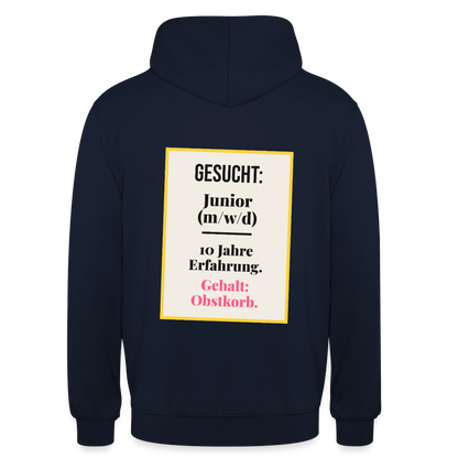 Gesucht: Junior. 10 Jahre Erfahrung. Gehalt: Obstkorb. Motiv-Hoodie unisex, Farbe Navy