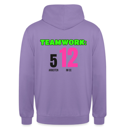 "Teamwork: 5 arbeiten, 12 im CC" Motiv-Hoodie unisex, Farbe Lavendel