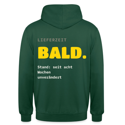 "Lieferzeit: bald. Stand: seit acht Wochen unverändert." Motiv-Hoodie unisex, Farbe Flaschengrün