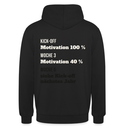 "Kick-off: Motivation 100 %. Woche 3: 40 %. Woche 6: siehe Kick-off nächstes Jahr" Motiv-Hoodie unisex, Farbe Schwarz