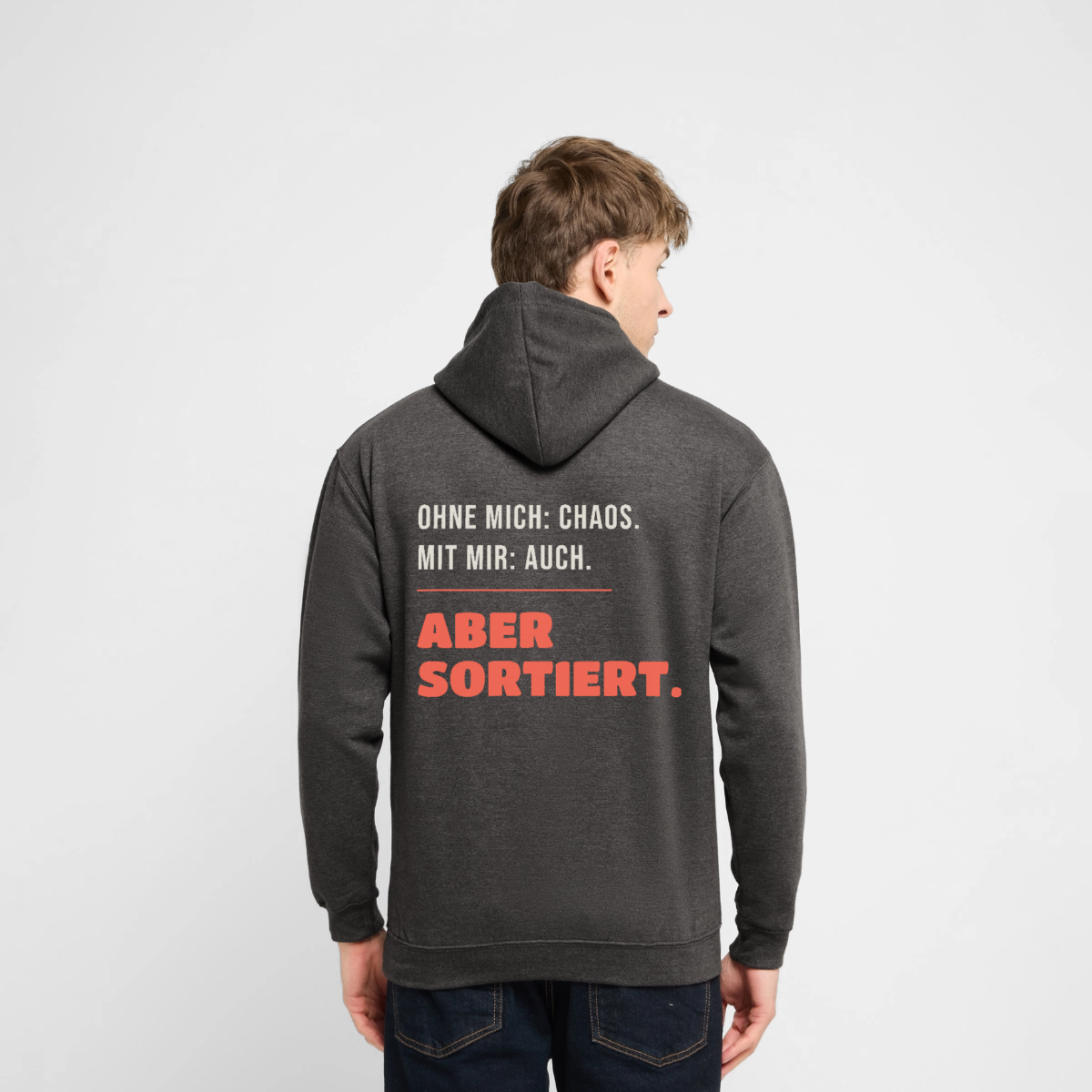 "Ohne mich: Chaos. Mit mir: auch. Aber sortiert." Motiv-Hoodie unisex, Farbe Anthrazit, Model