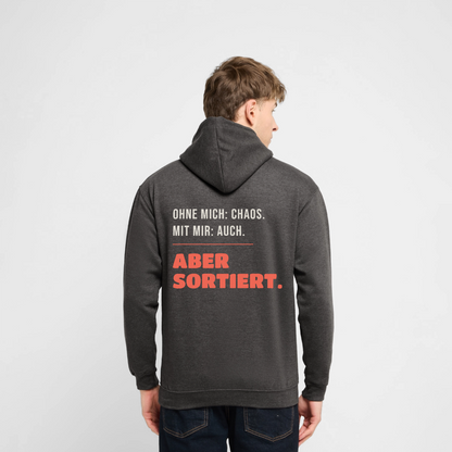 "Ohne mich: Chaos. Mit mir: auch. Aber sortiert." Motiv-Hoodie unisex, Farbe Anthrazit, Model