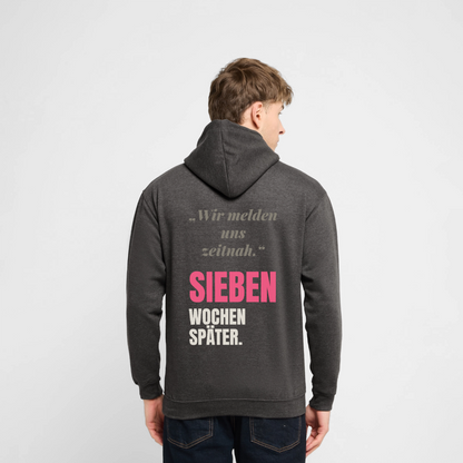 "Wir melden uns zeitnah. Sieben Wochen später." Motiv-Hoodie unisex, Farbe Anthrazit, Model