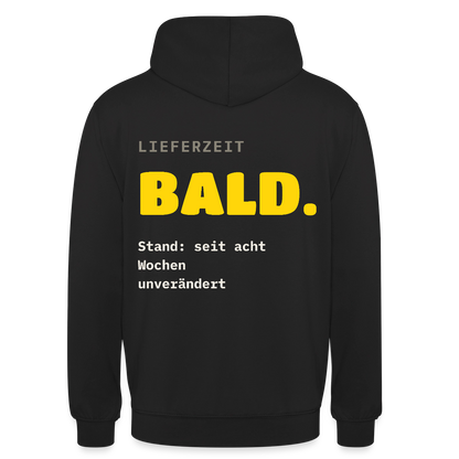 "Lieferzeit: bald. Stand: seit acht Wochen unverändert." Motiv-Hoodie unisex, Farbe Schwarz