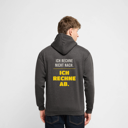 "Ich rechne nicht nach. Ich rechne ab." Motiv-Hoodie unisex, Farbe Anthrazit, Model