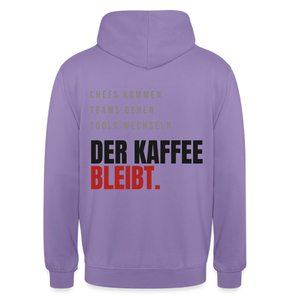 "Chefs kommen, Teams gehen, Tools wechseln. Der Kaffee bleibt." Motiv-Hoodie unisex, Farbe Lavendel