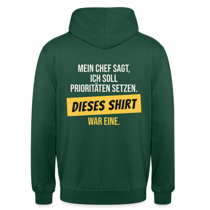 "Ich soll Prioritäten setzen. Dieses Shirt war eine." Motiv-Hoodie unisex, Farbe Flaschengrün