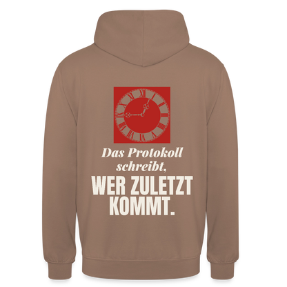 "Das Protokoll schreibt, wer zuletzt kommt." Motiv-Hoodie unisex, Farbe Mokka