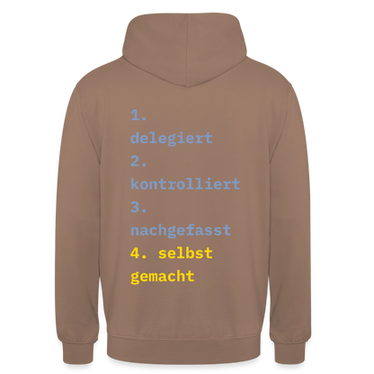Delegiert. Kontrolliert. Nachgefasst. Selbst gemacht. Motiv-Hoodie unisex, Farbe Mokka