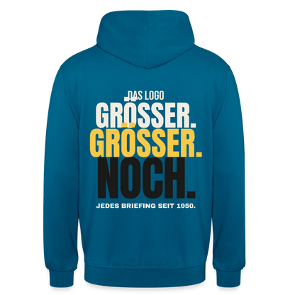 Das Logo größer. Größer. Noch. Jedes Briefing seit 1950. Motiv-Hoodie unisex, Farbe Tiefseeblau