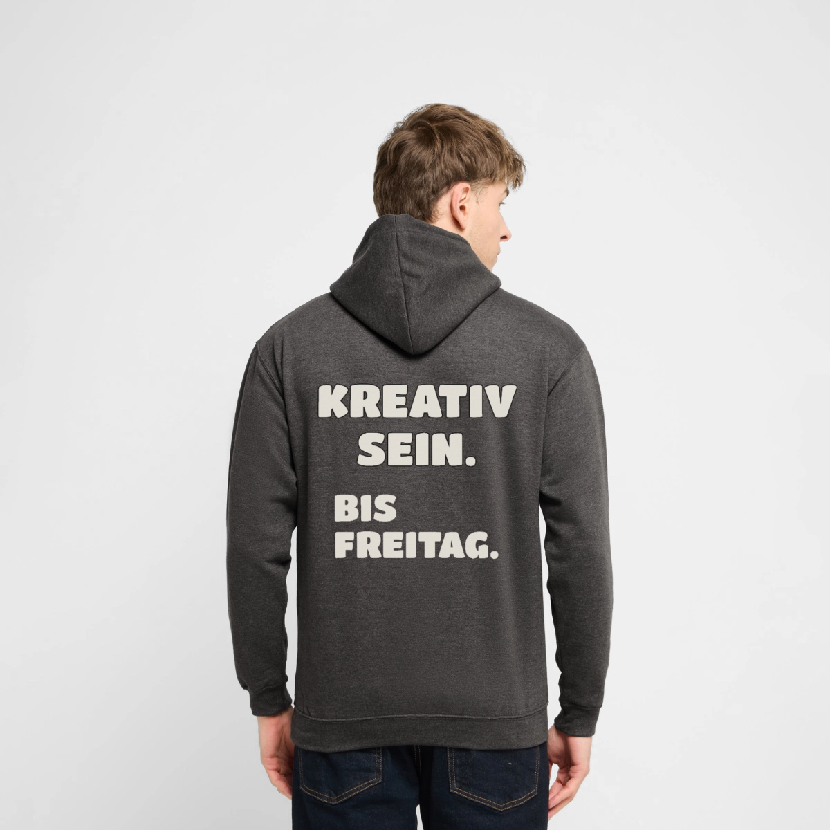 "Kreativ sein. Bis Freitag." Motiv-Hoodie unisex, Farbe Anthrazit, Model
