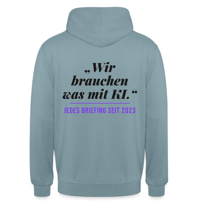 Wir brauchen was mit KI. Jedes Briefing seit 2023. Motiv-Hoodie unisex, Farbe Nebelblau