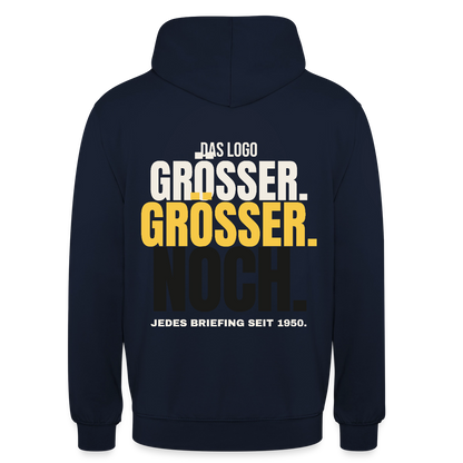 Das Logo größer. Größer. Noch. Jedes Briefing seit 1950. Motiv-Hoodie unisex, Farbe Navy