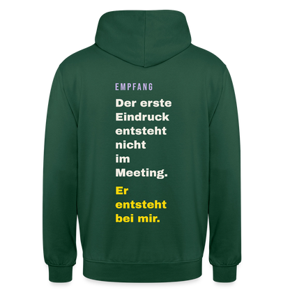 Der erste Eindruck entsteht nicht im Meeting. Er entsteht bei mir. Motiv-Hoodie unisex, Farbe Flaschengrün