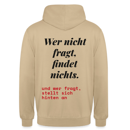 Wer nicht fragt, findet nichts. Und wer fragt, stellt sich hinten an. Motiv-Hoodie unisex, Farbe Beige