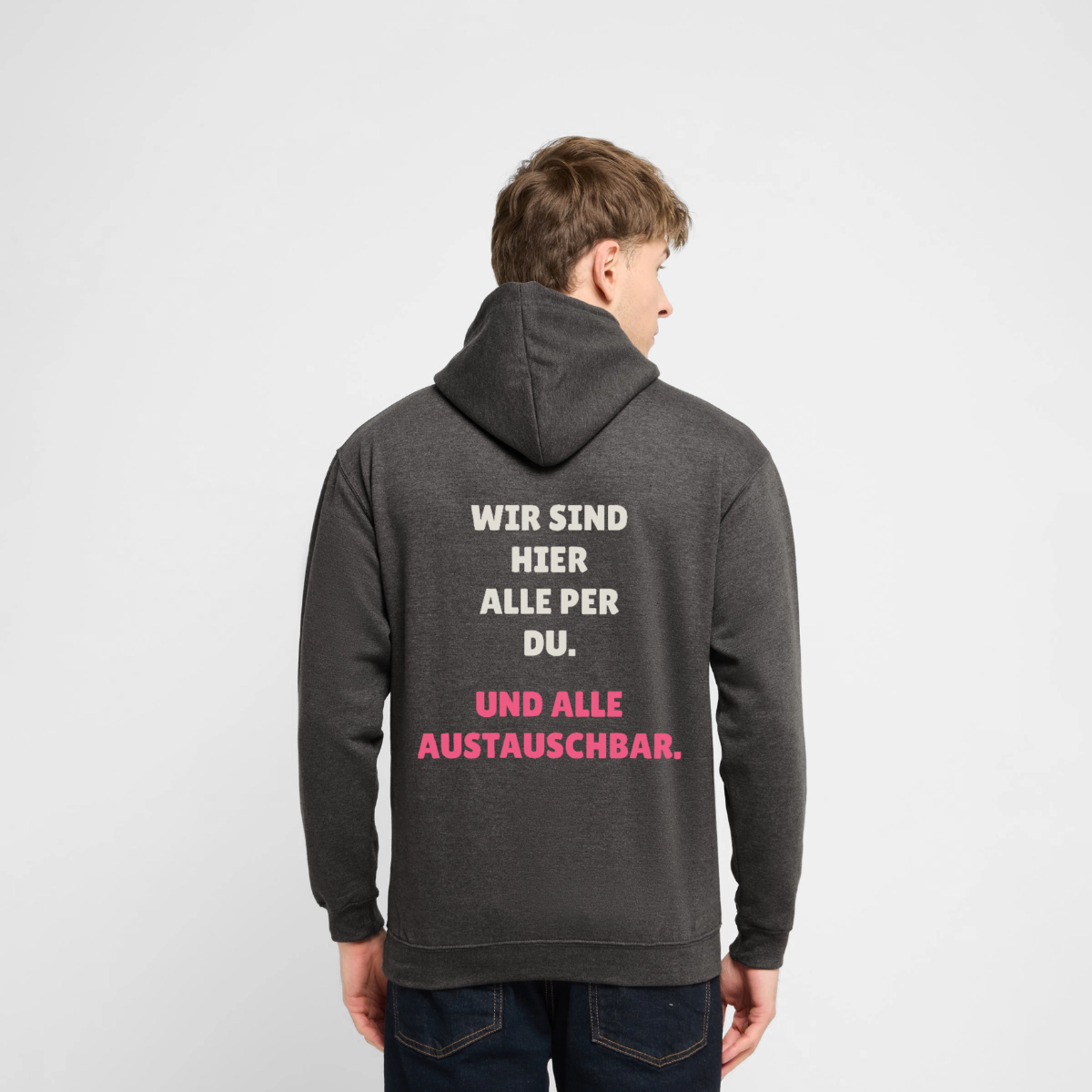 "Wir sind hier alle per du. Und alle austauschbar." Motiv-Hoodie unisex, Farbe Anthrazit, Model