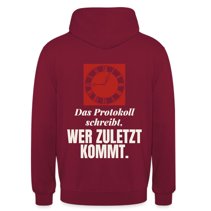 "Das Protokoll schreibt, wer zuletzt kommt." Motiv-Hoodie unisex, Farbe Bordeaux