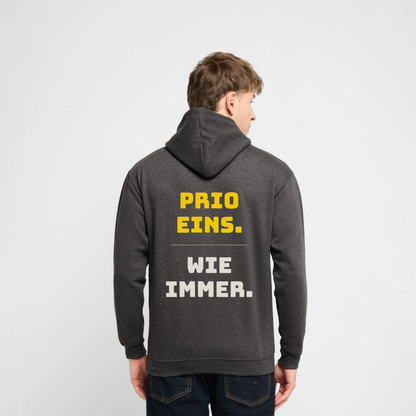 "Prio eins. Wie immer." Motiv-Hoodie unisex, Farbe Anthrazit, Model
