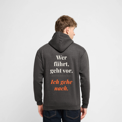 "Wer führt, geht vor. Ich gehe nach." Motiv-Hoodie unisex, Farbe Anthrazit, Model