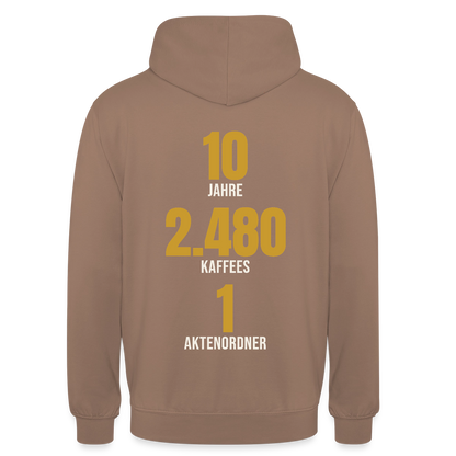 "10 Jahre, 2.480 Kaffees, 1 Aktenordner" Motiv-Hoodie unisex, Farbe Mokka