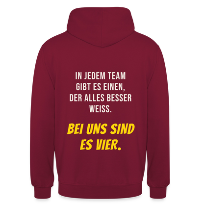 "In jedem Team gibt es einen, der alles besser weiß. Bei uns sind es vier." Motiv-Hoodie unisex, Farbe Bordeaux