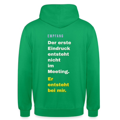 Der erste Eindruck entsteht nicht im Meeting. Er entsteht bei mir. Motiv-Hoodie unisex, Farbe Kelly Green