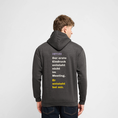 "Der erste Eindruck entsteht nicht im Meeting. Er entsteht bei mir." Motiv-Hoodie unisex, Farbe Anthrazit, Model